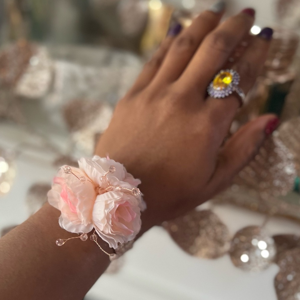 “Regal” Pink Floral Stretch Bracelet - Picture 3 of 8